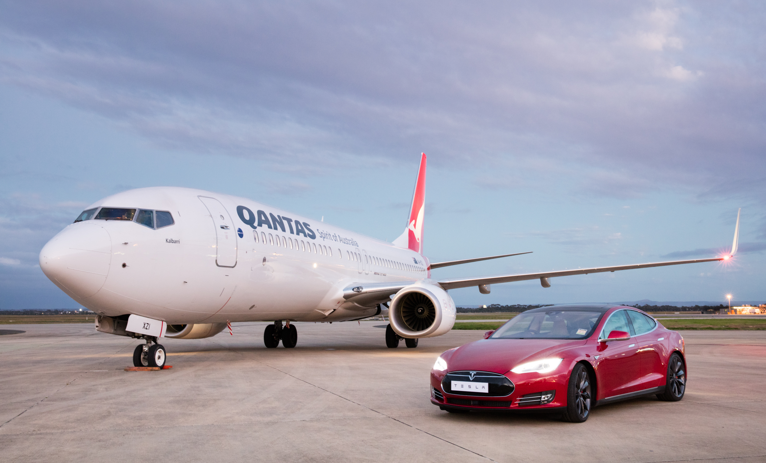 Car plane. Самолет Tesla Тесла. Boeing машины. Airways машина. Машина против самолета.